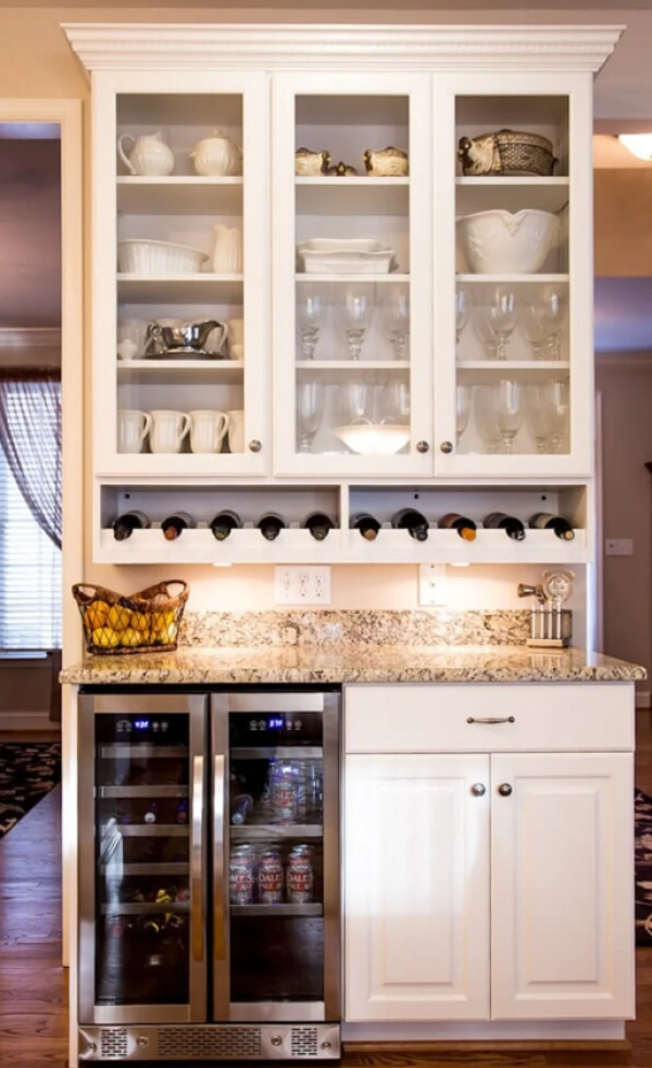 Pintu Kabinet dengan Jendela Kaca Berbingkai